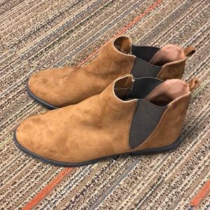 Women’s Tan Chelsea Boots Size 10